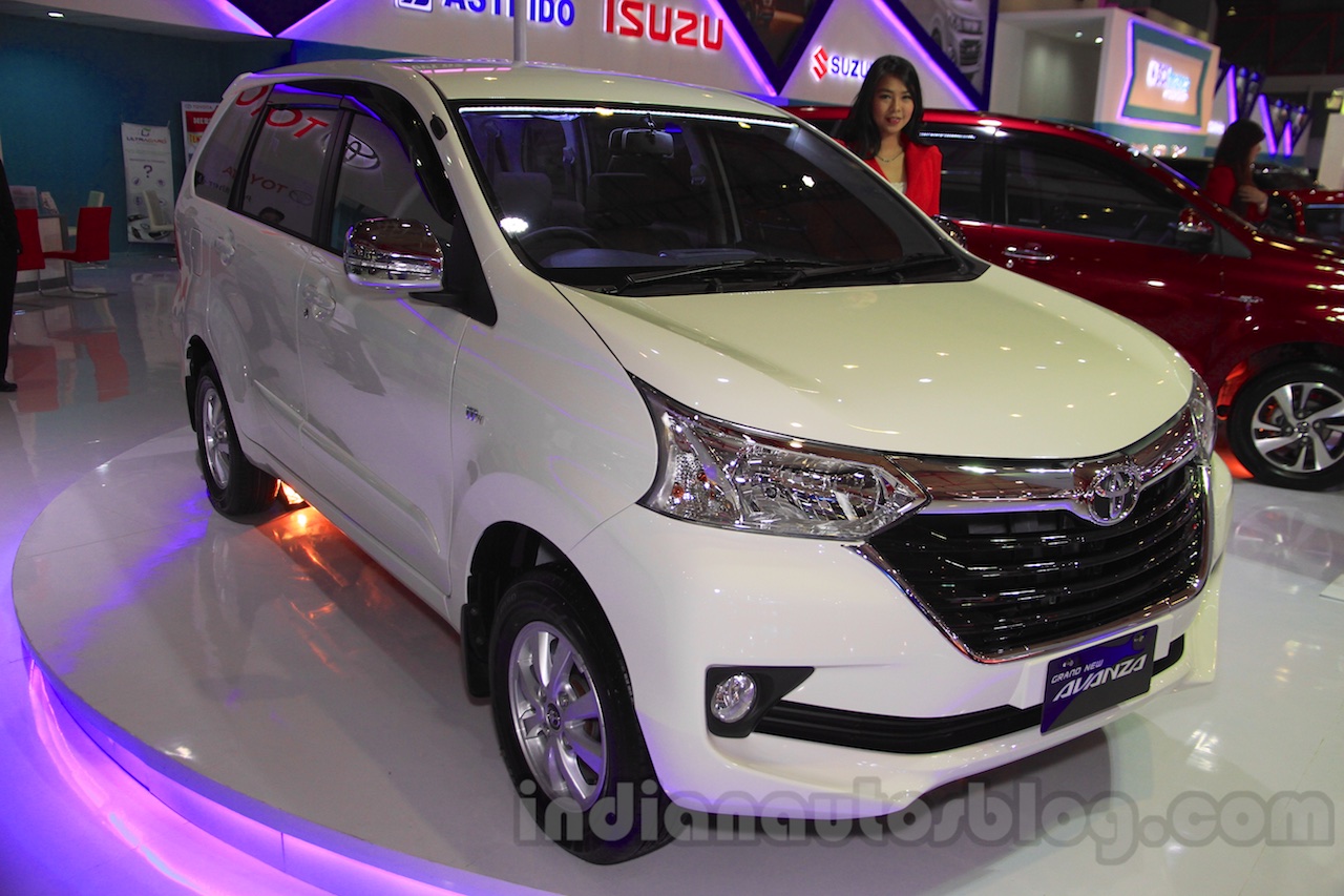 Toyota Grand New Avanza front quarter (1) at the 2015 IIMS