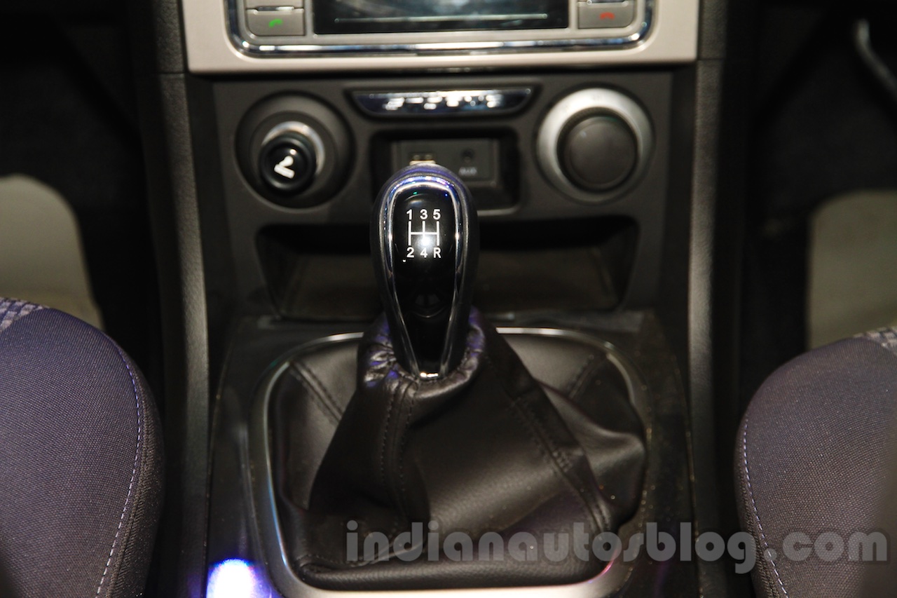 2015 Tata Safari Storme facelift gear lever at the 2015 Nepal Auto Show
