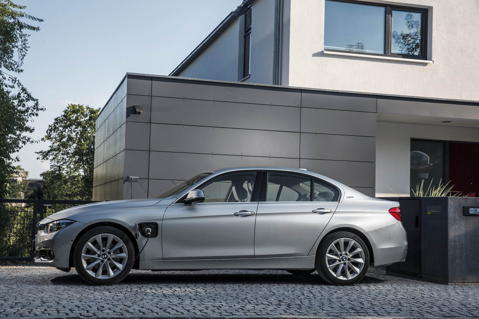 BMW 330e PHEV unveiled, has a pure-electric range of 40 km
