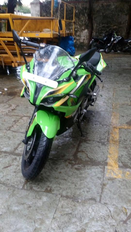 Bajaj Pulsar RS 200 green yellow paint job