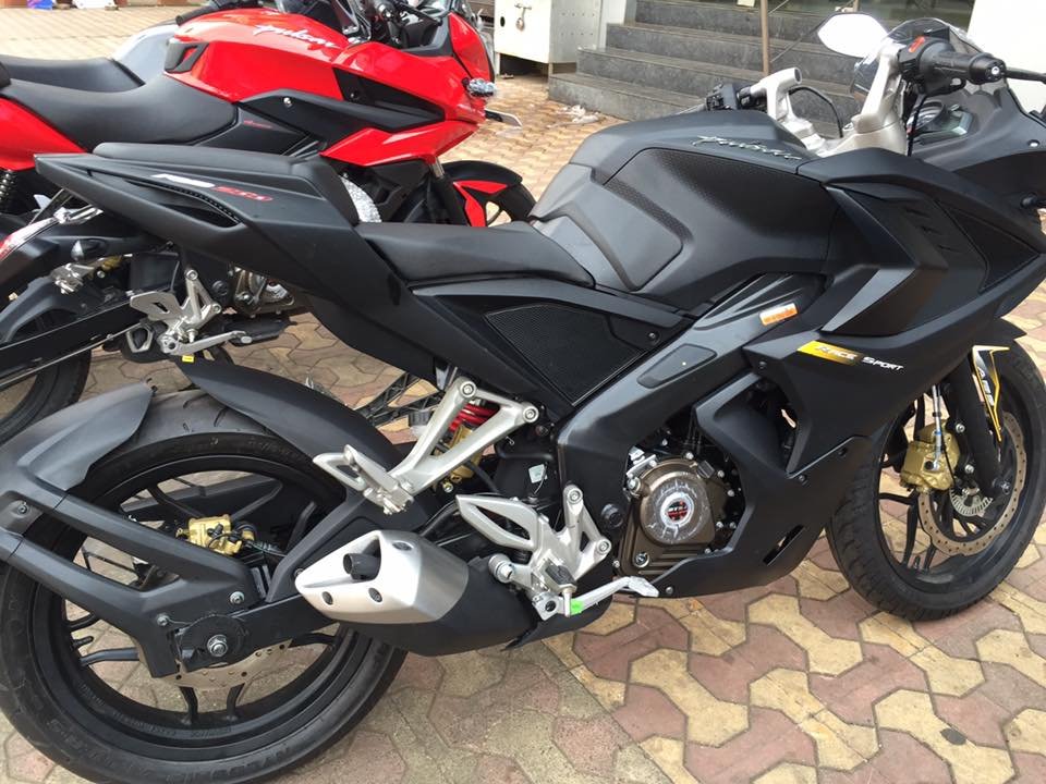 Bajaj Pulsar RS 200 matte black side