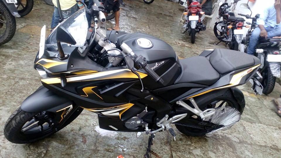 Bajaj Pulsar RS 200 yellow matte black paint job