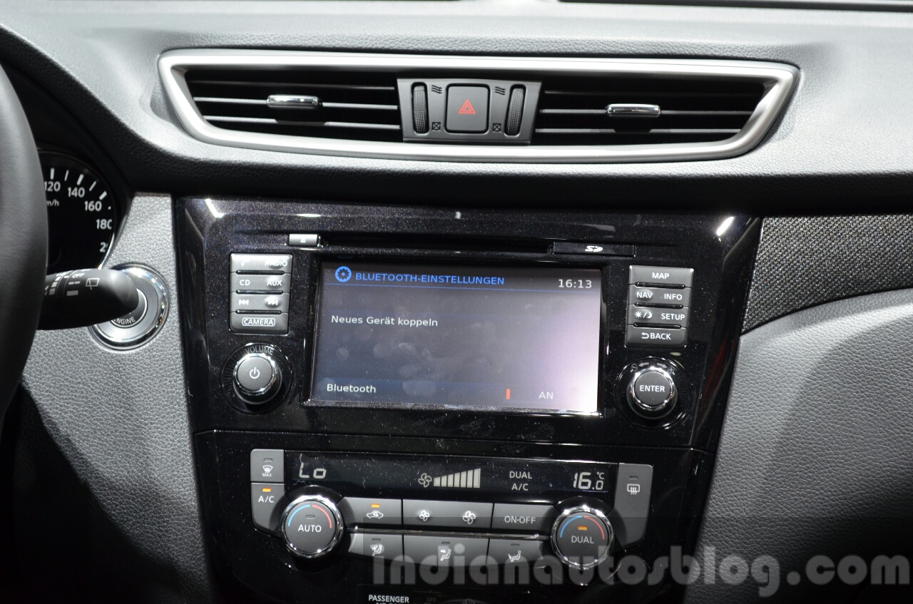 Nissan Navara NP300 centre console at IAA 2015