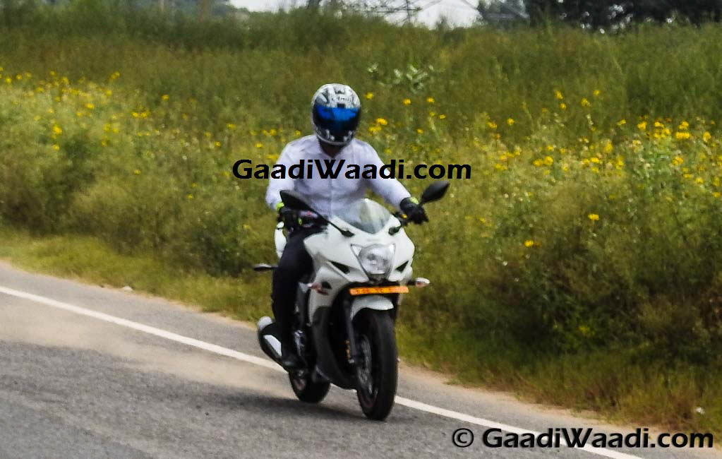 Suzuki gixxer deals white colour