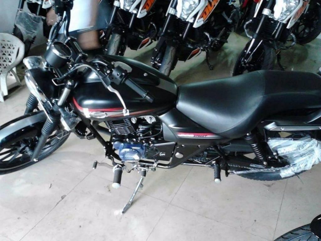 2016 Bajaj Avenger Street side spied at a dealership