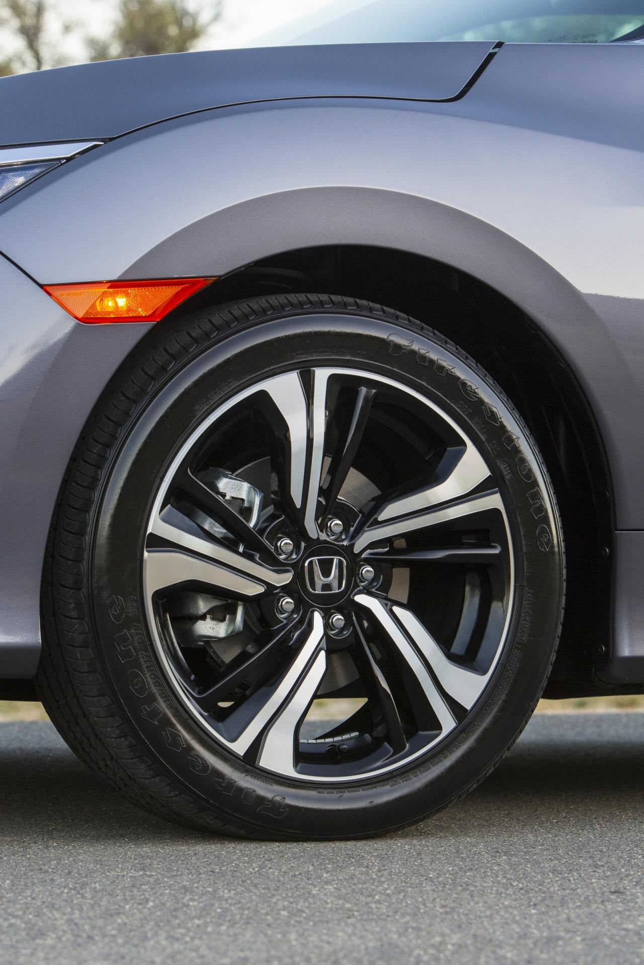 2016 Honda CIvic grey alloy wheel