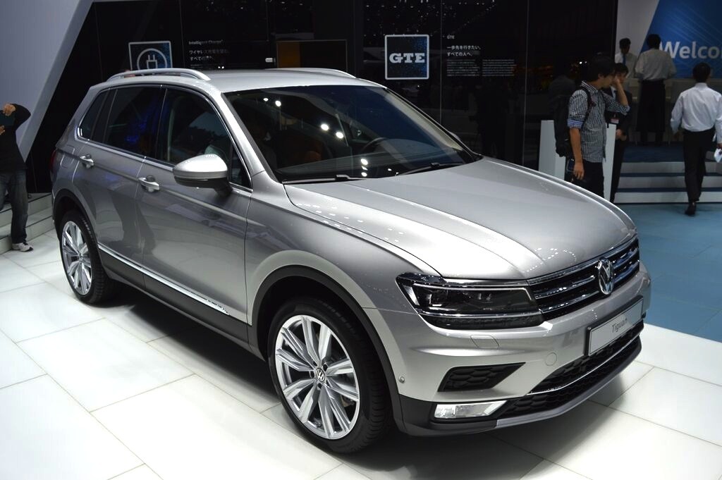 2016 VW Tiguan front quarter at the 2015 Tokyo Motor Show