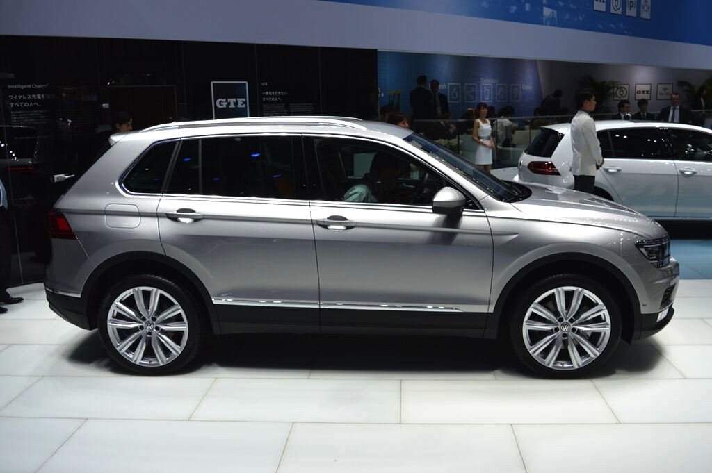 2016 VW Tiguan side at the 2015 Tokyo Motor Show