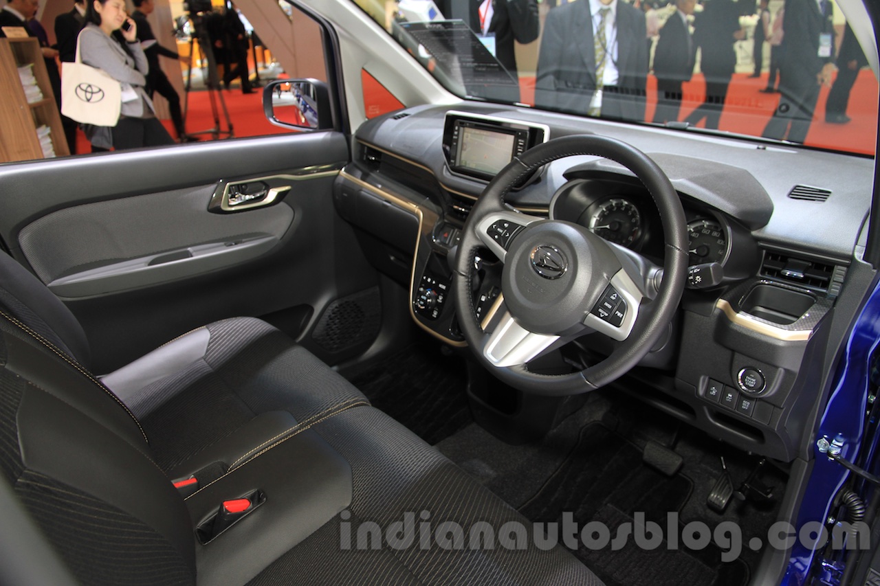 Daihatsu Move Custom interior at the 2015 Tokyo Motor Show