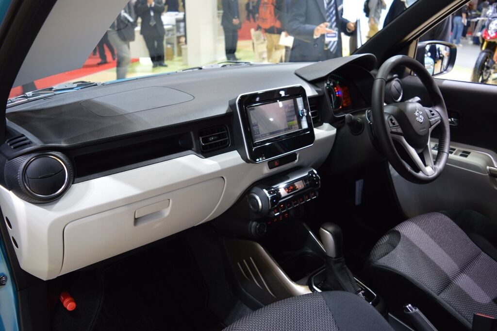 Suzuki Ignis interior at 2015 Tokyo Motor Show