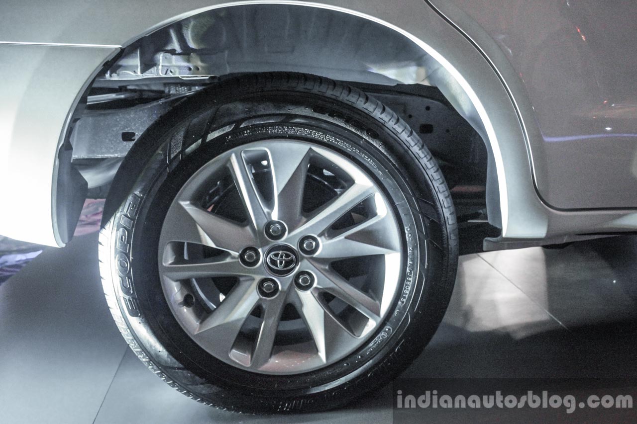 2016 Toyota Innova alloy wheel world premiere photos