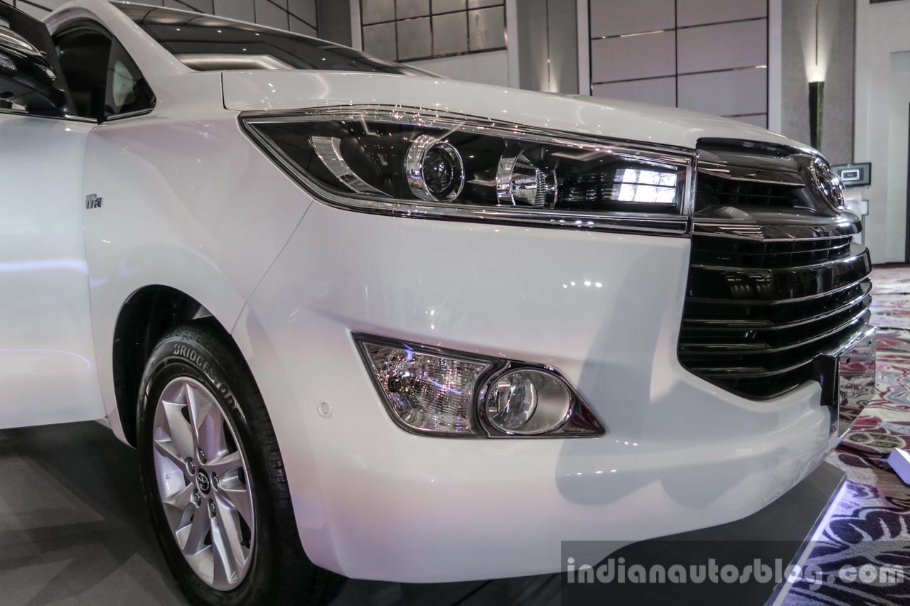 2016 Toyota Innova chrome trims on front fascia world premiere photos