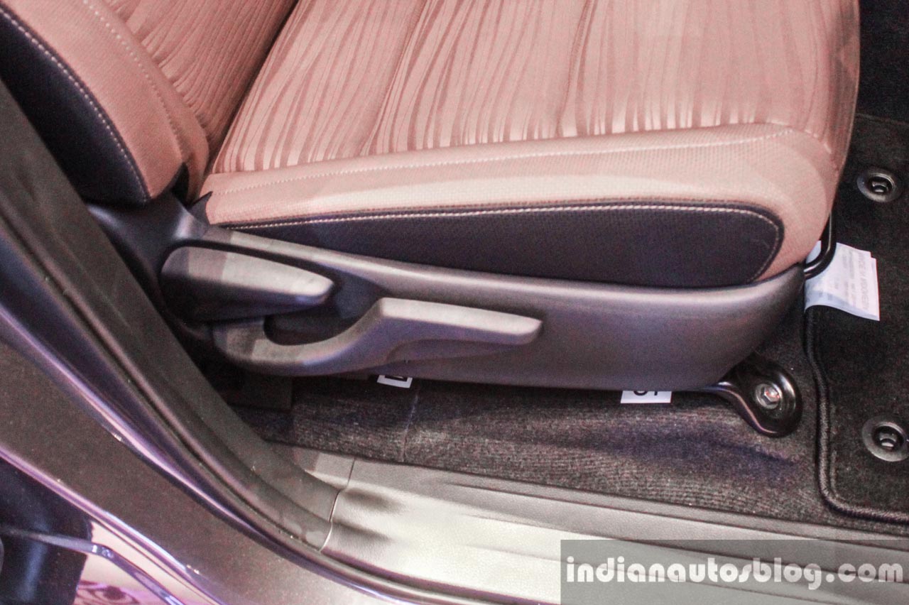 2016 Toyota Innova driver seat height adjustment world premiere photos