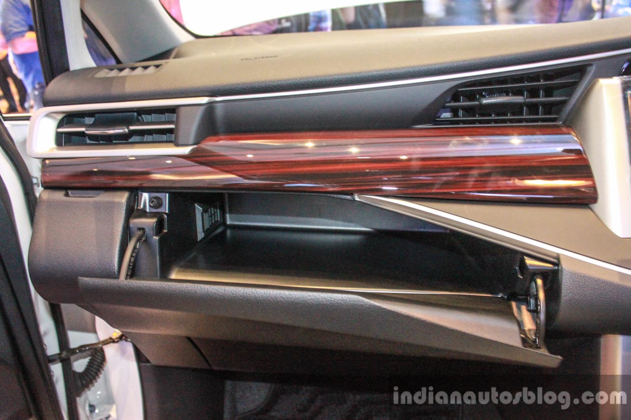 2016 Toyota Innova glovebox world premiere photos