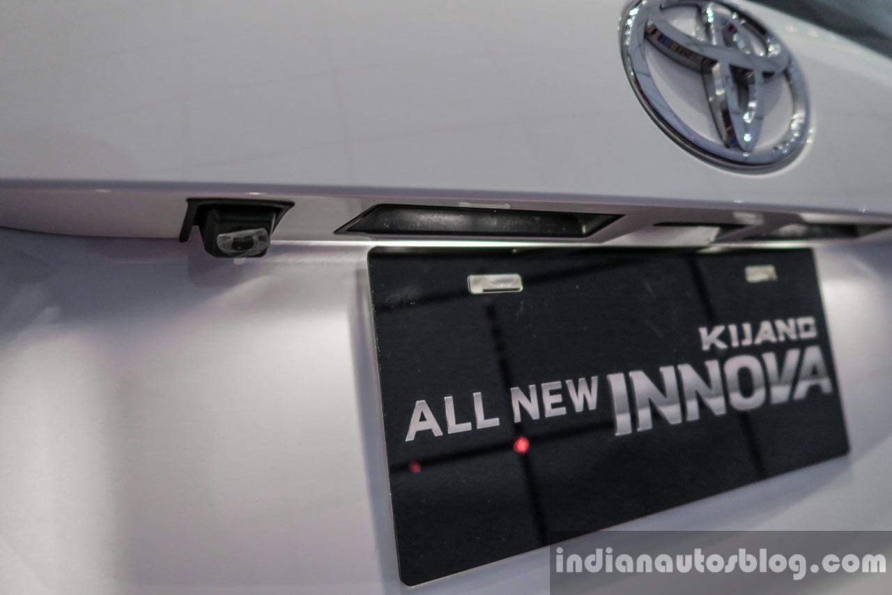 2016 Toyota Innova number plate world premiere photos