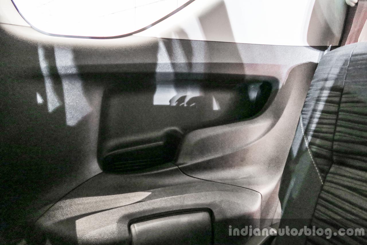 2016 Toyota Innova third row utility space world premiere photos