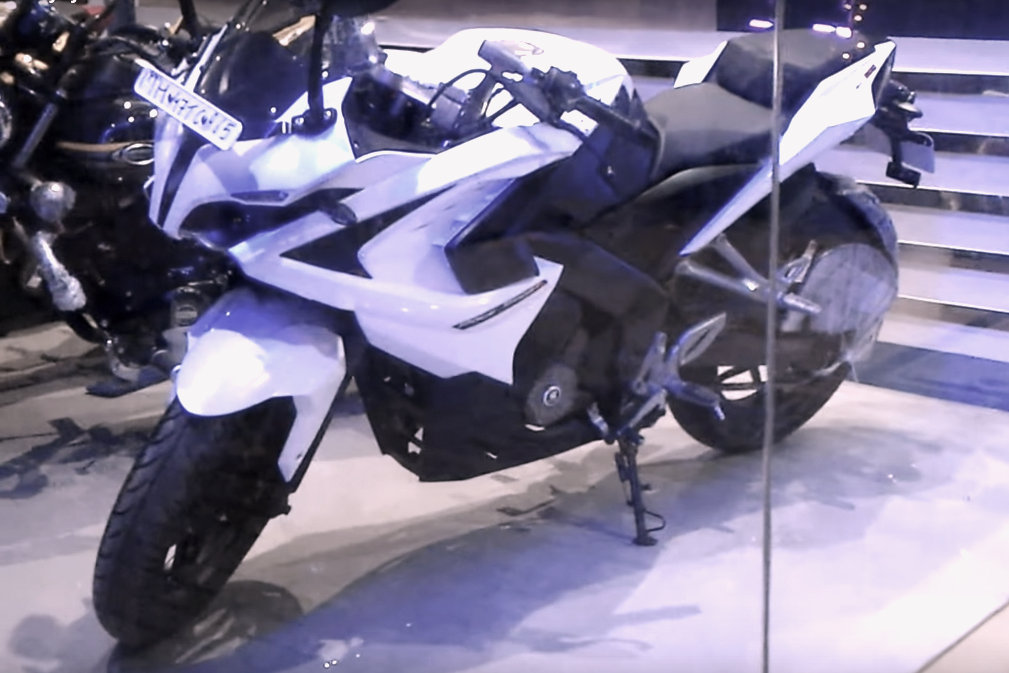 Bajaj Pulsar RS200 spied in a new white 