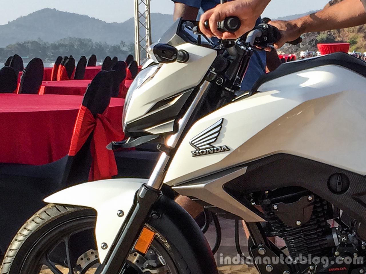 Honda CB 160R white fuel tank launched