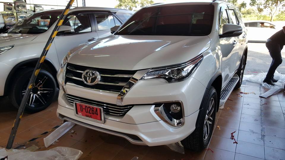 Toyota Fortuner Fiar FD2-L bodykit white chrome Thailand