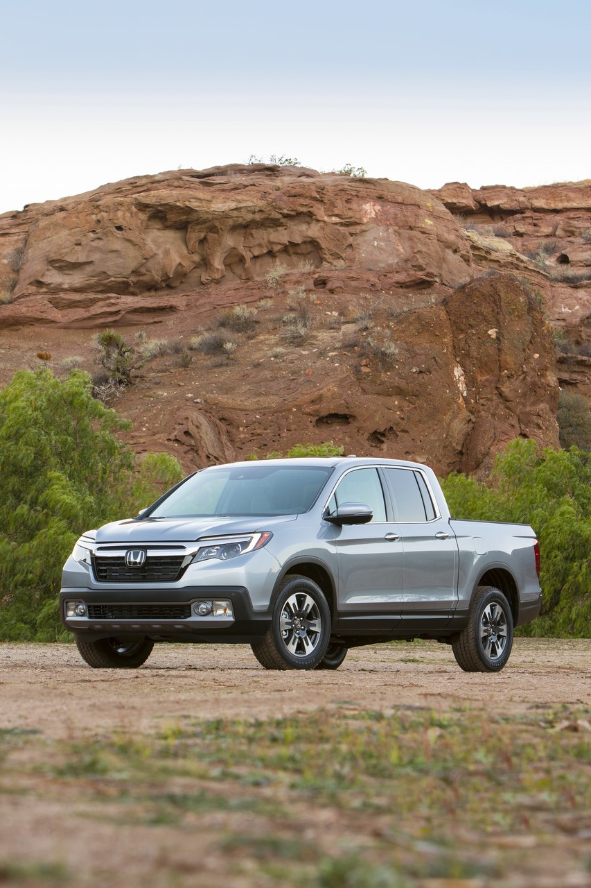 2017 Honda Ridgeline exterior second image