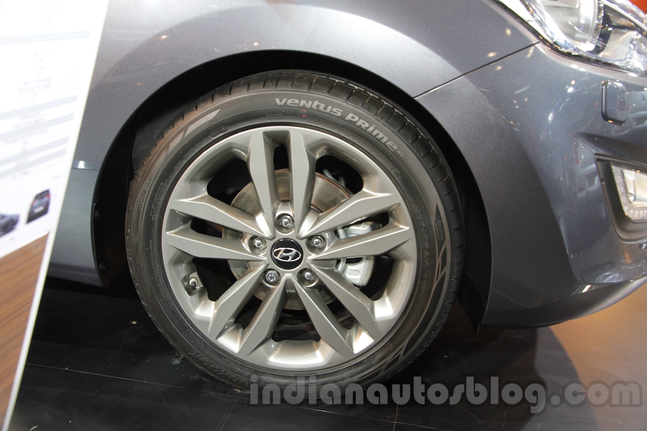 Hyundai i30 alloy wheel at 2016 Auto Expo