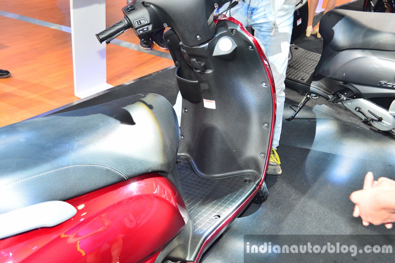 New Suzuki Access 125 seat edge at Auto Expo 2016
