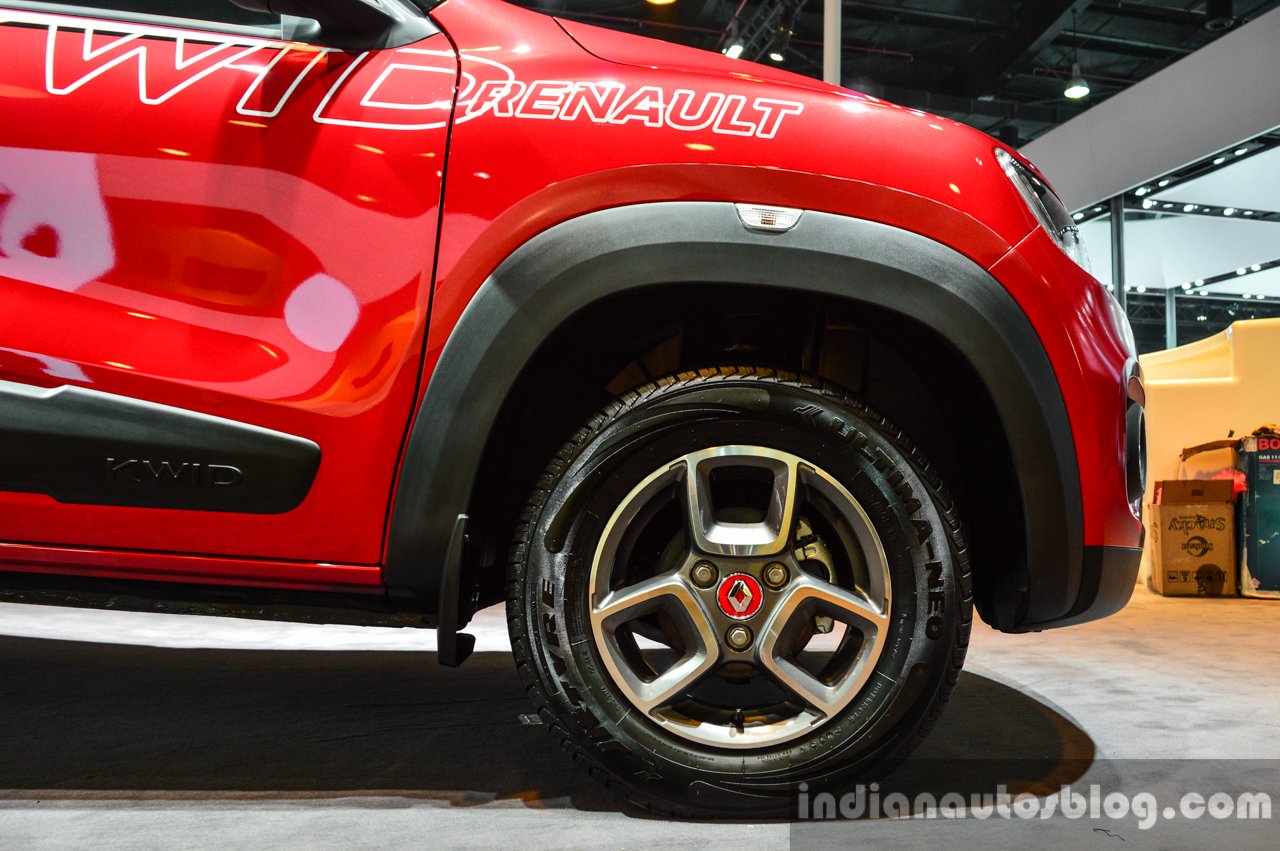 Renault Kwid custom alloy wheel at Auto Expo 2016