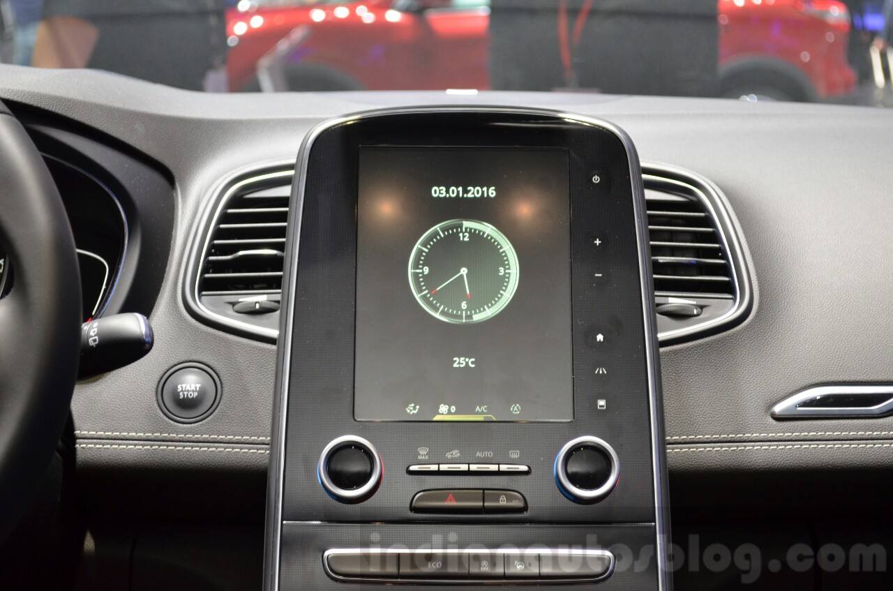 2016 Renault Scenic center console at the 2016 Geneva 