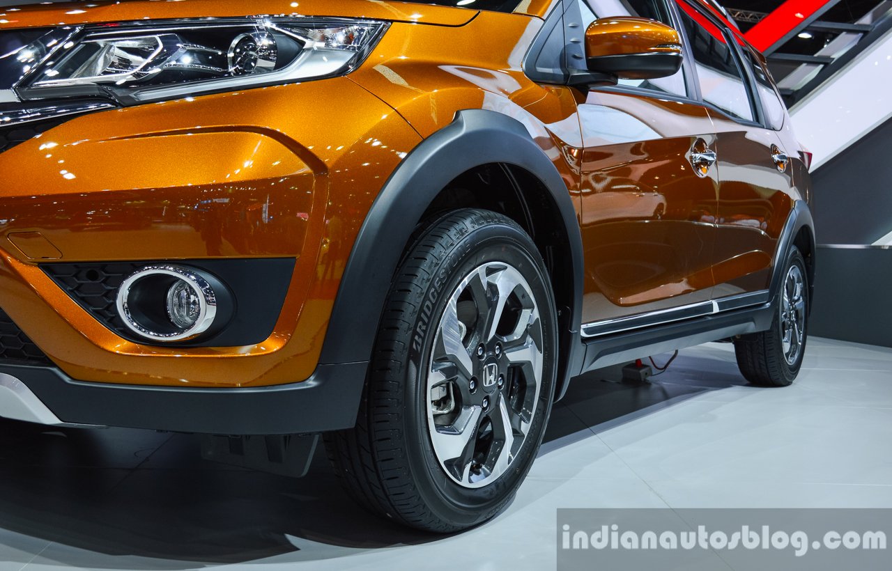 Honda BR-V front bumper at the 2016 BIMS