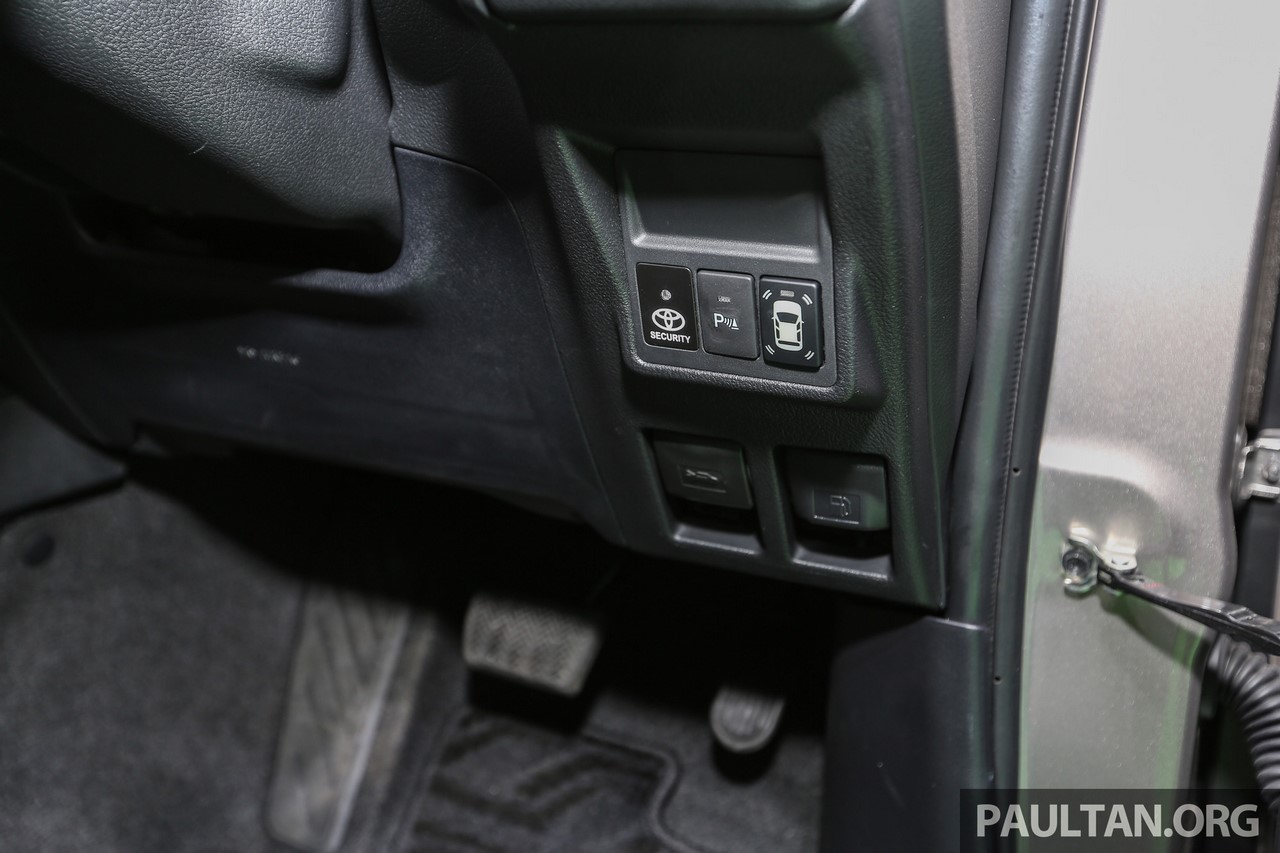 2016 Toyota Innova switches 2016 IIMS