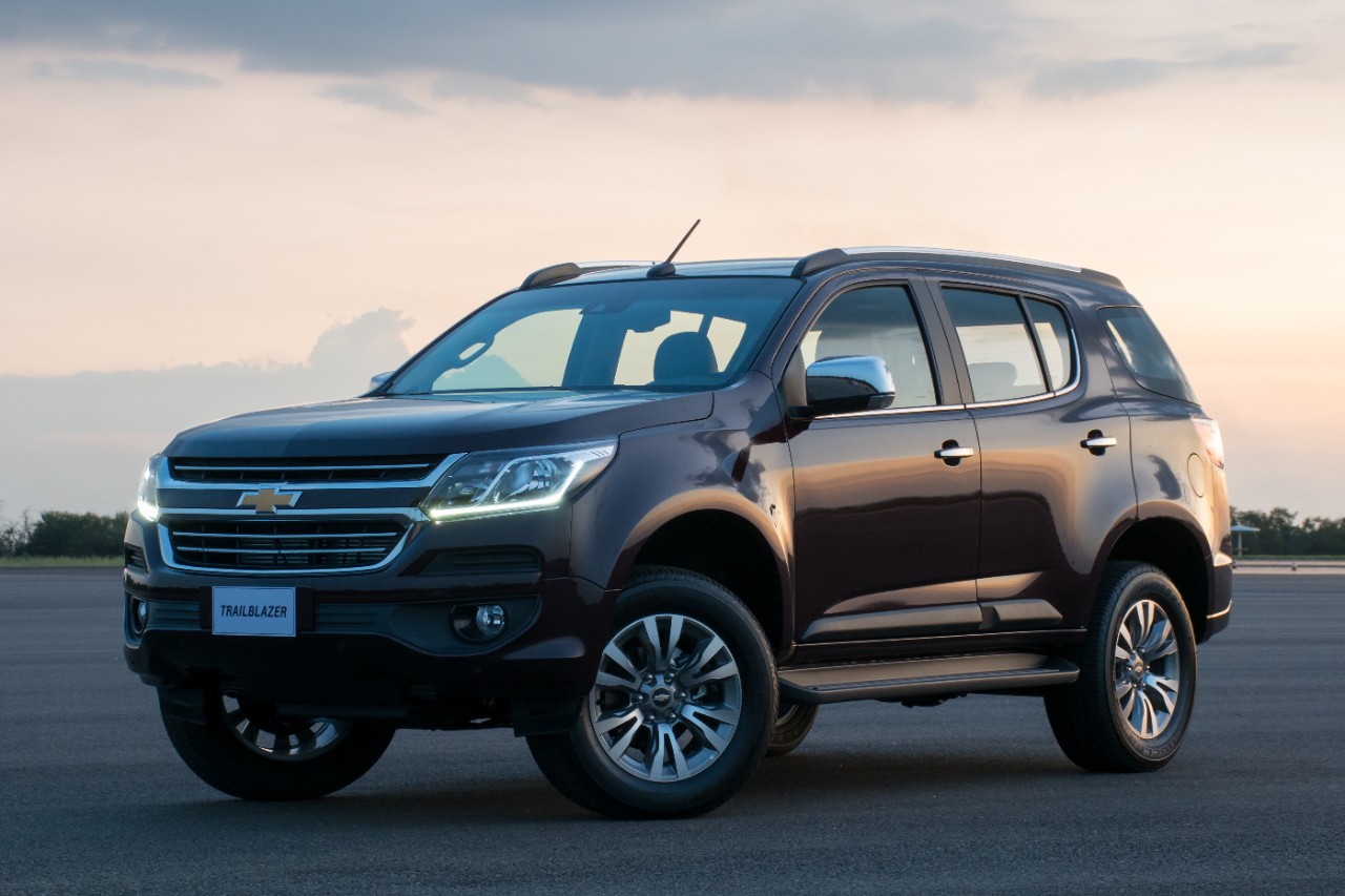 2017 Chevrolet Trailblazer front quarter (facelift) unveiled