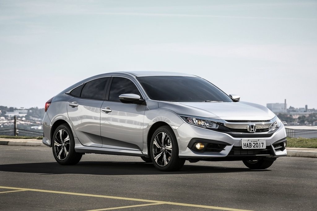 2017 Honda Civic front three quarter launched in Brazil