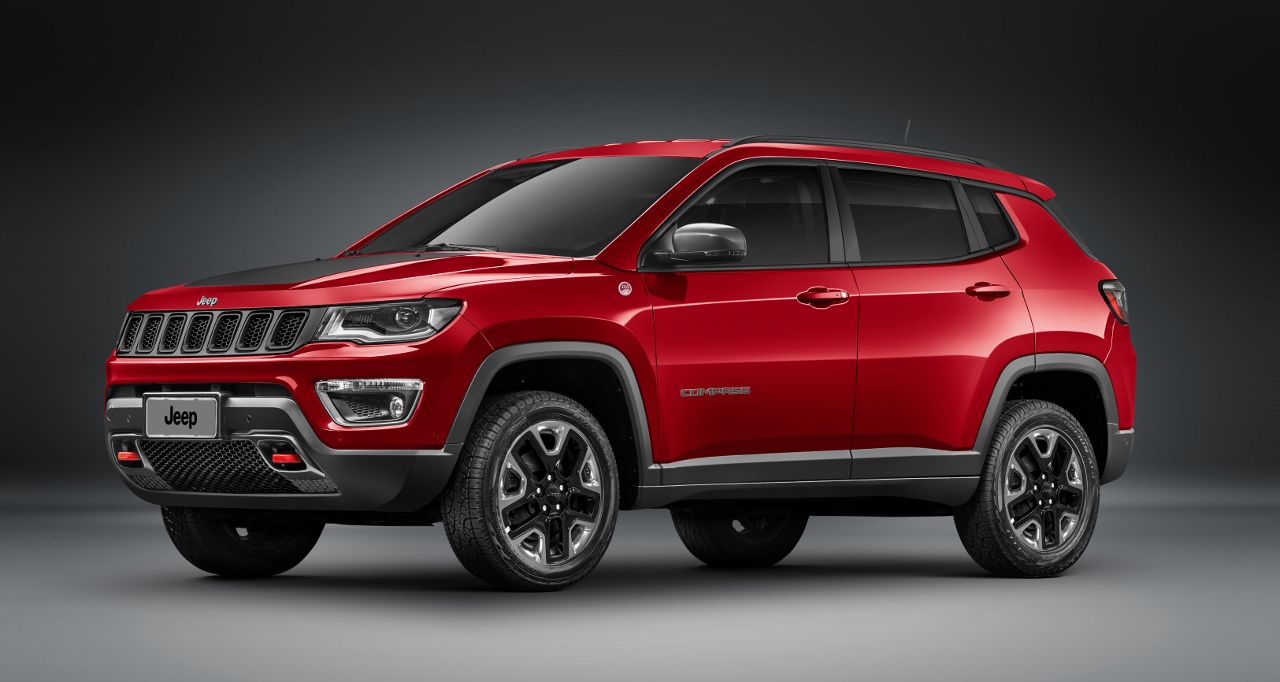 2017 Jeep Compass Trailhawk front three quarter unveiled