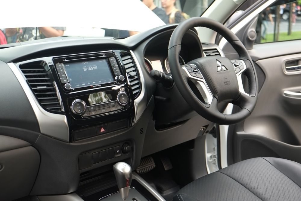 2017 Mitsubishi Triton interior unveiled