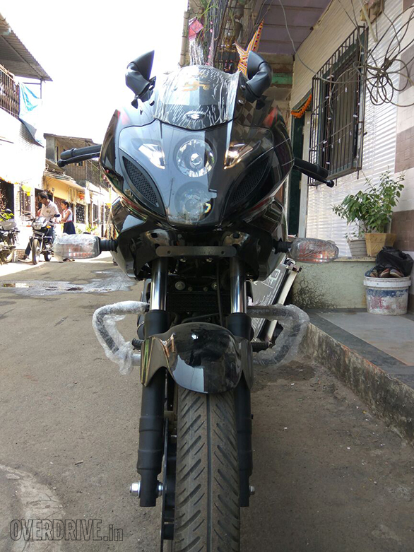 2017 Bajaj Pulsar 220 F front live image