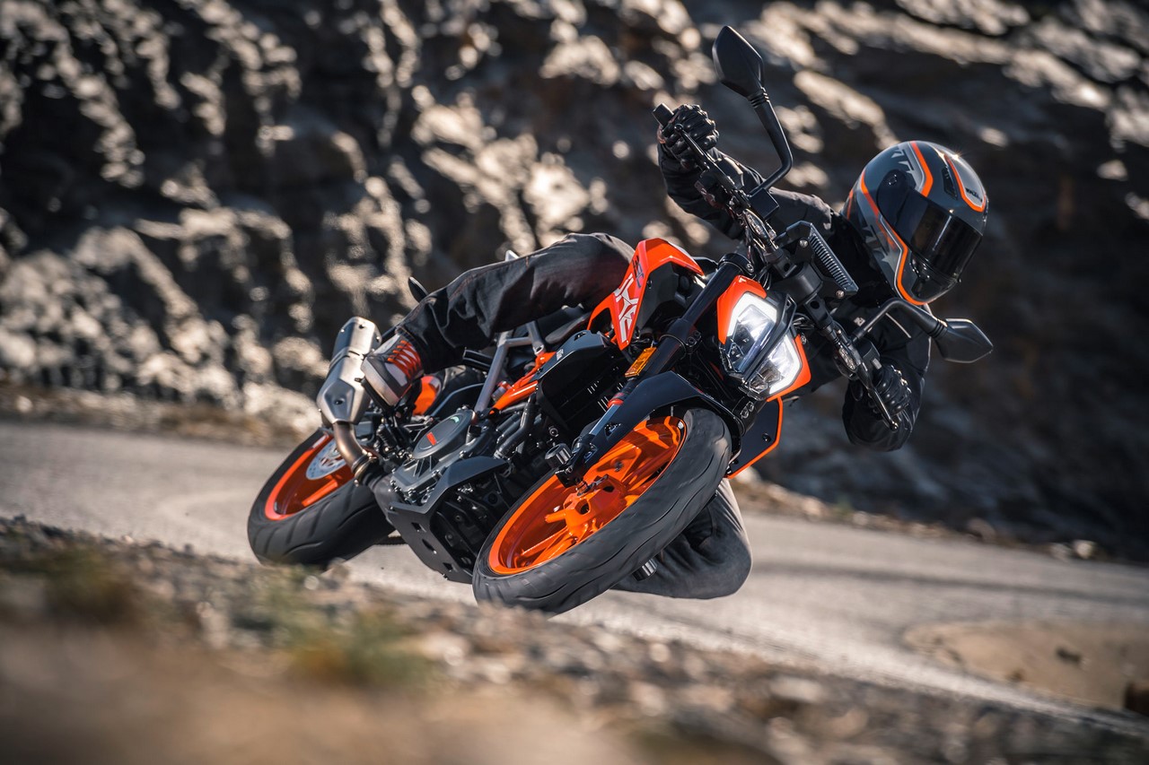 2017 KTM Duke 390 front three quarters right side