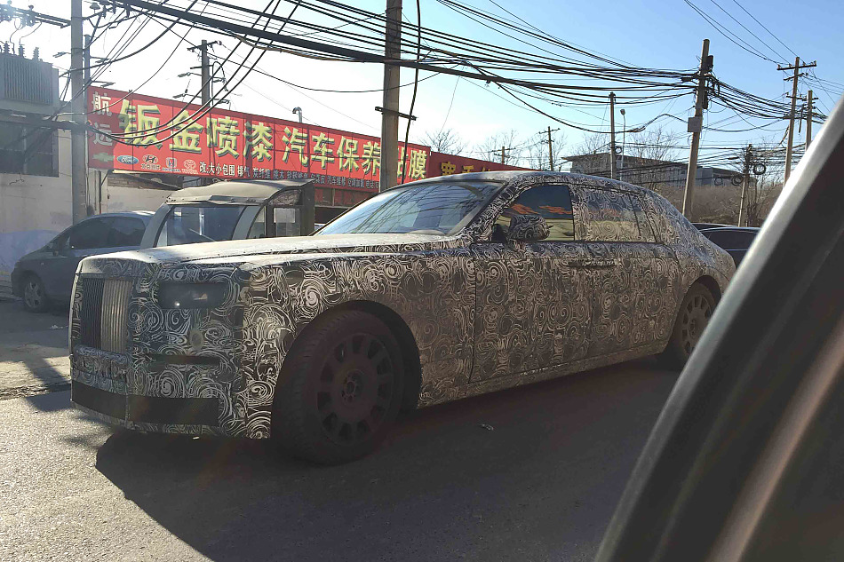 2018 Rolls-Royce Phantom front three quarters spy shot China