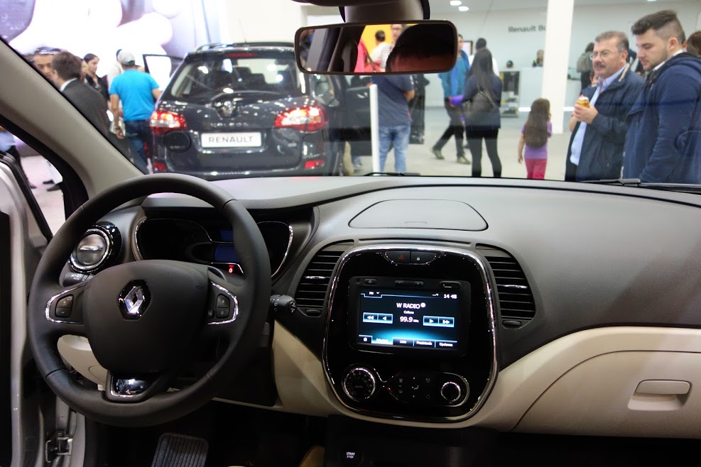 Renault Captur (Renault Kaptur) dashboard at 2016 Bogota Auto Show