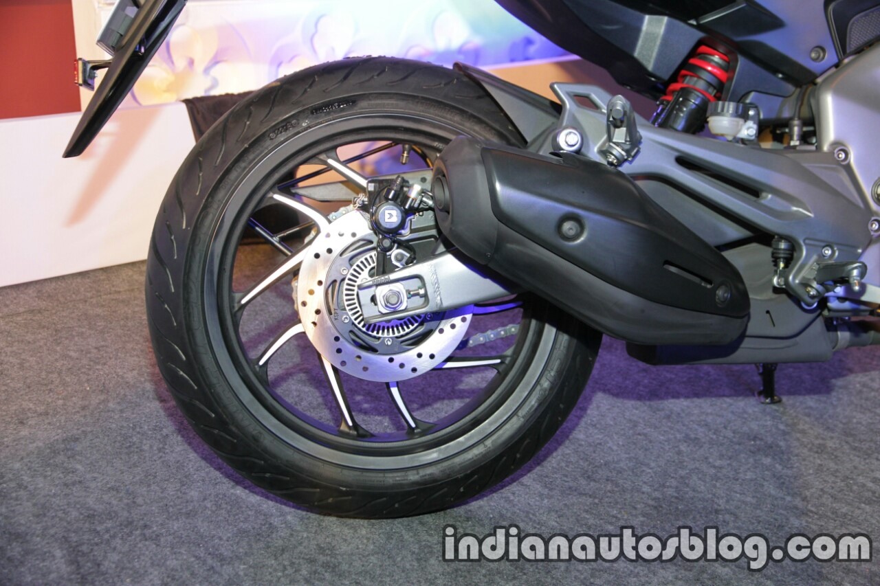 bajaj dominar 400 exhaust