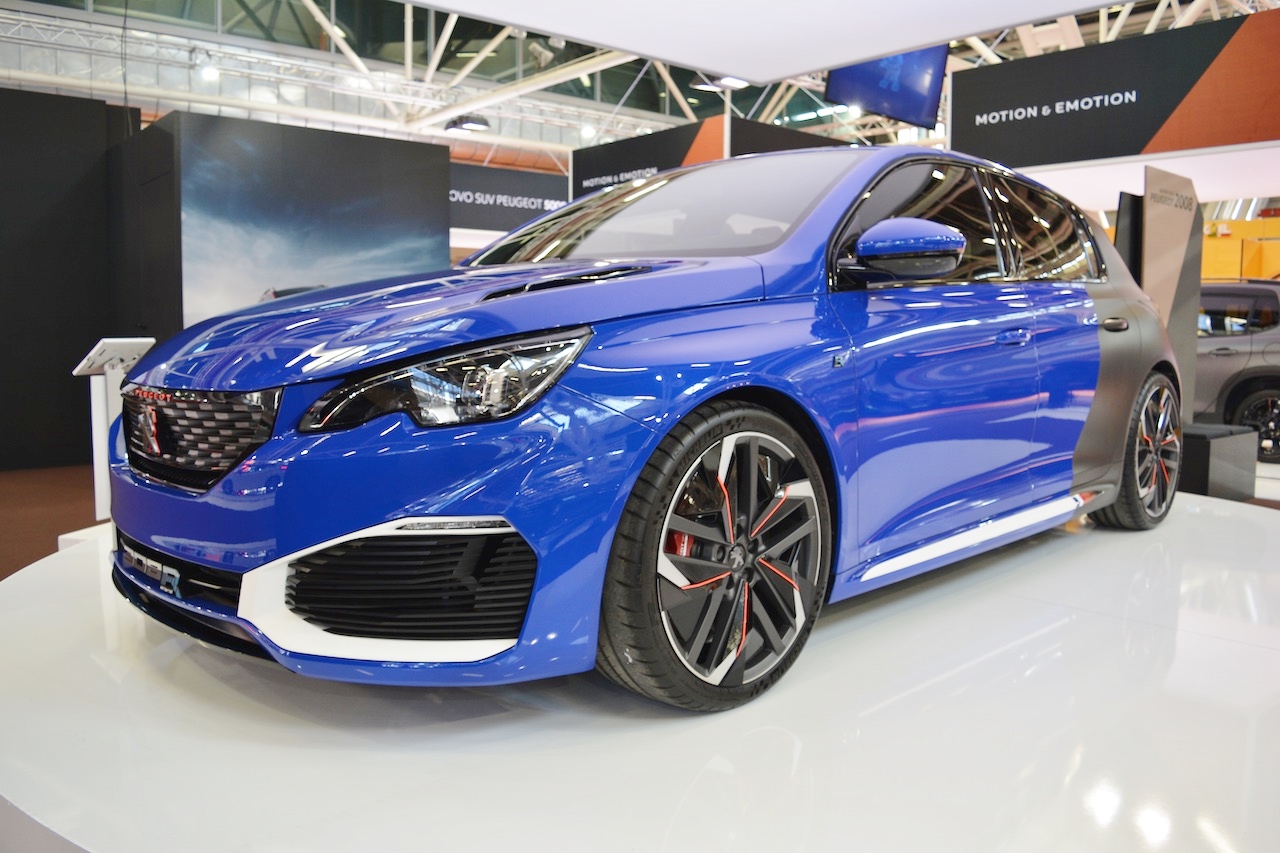 Peugeot 308 R HYbrid concept front three quarters at 2016 