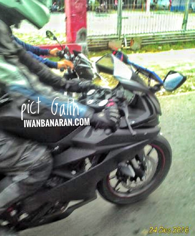 Yamaha R15 v3.0 spy shot upside down front fork