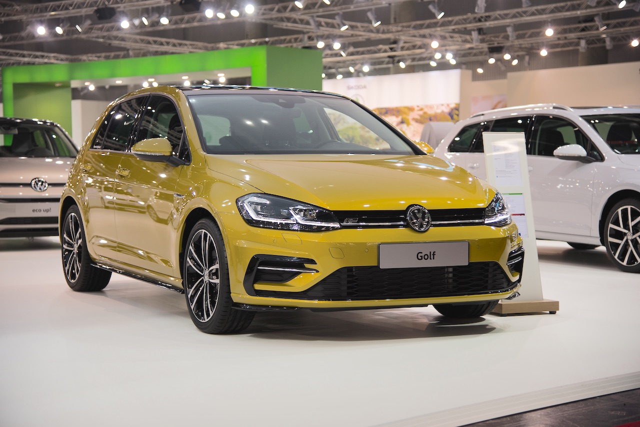 2017 VW Golf (facelift) front three quarters