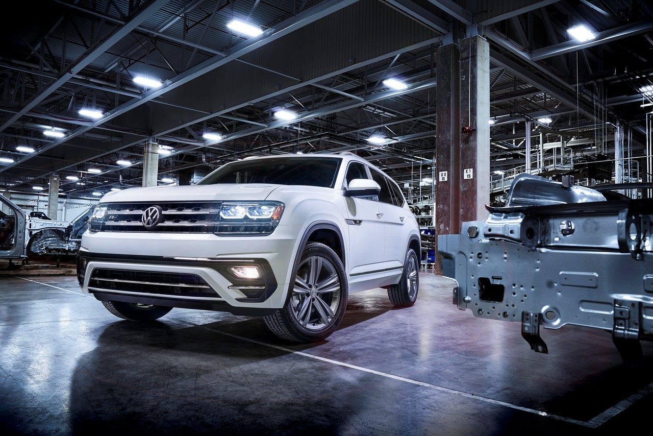 2018 VW Atlas R-Line front three quarters left side