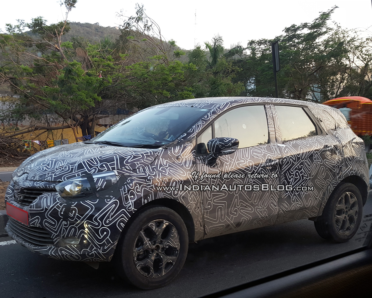 Renault Captur (Kaptur) SUV front three quarter spied up close