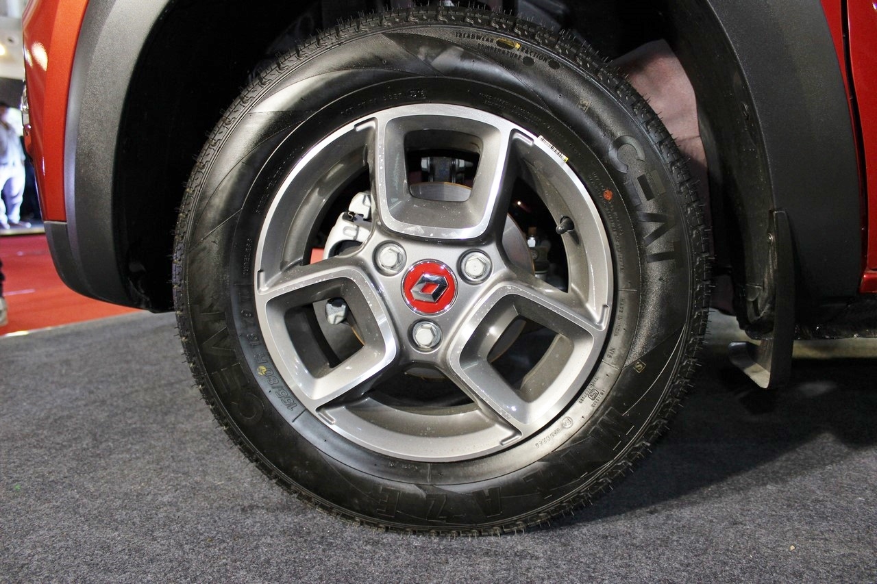 Renault Kwid (accessorised) alloy wheel at Surat International Auto