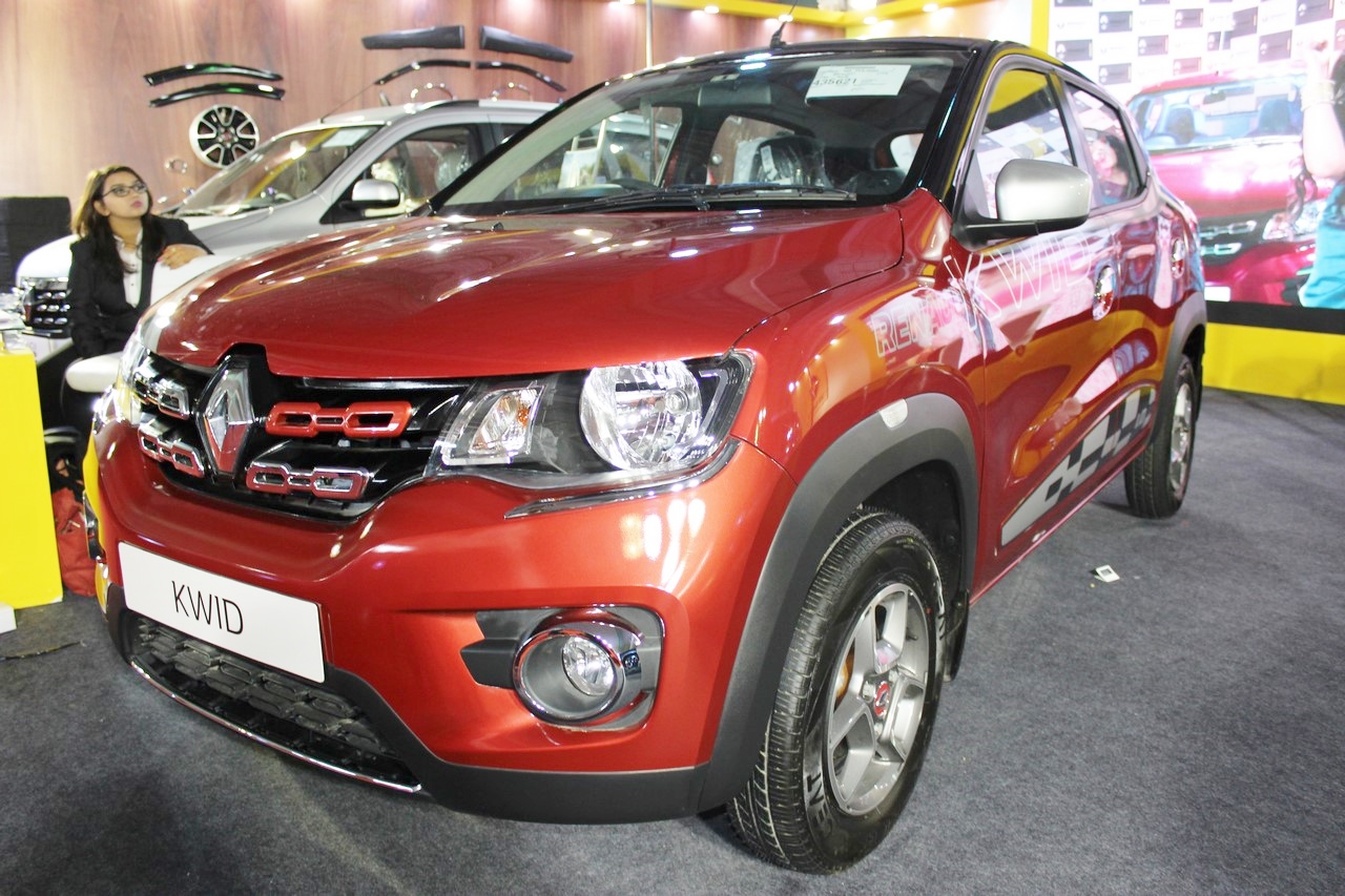 Renault Kwid (accessorised) front three quarters at Surat International Auto Expo 2017