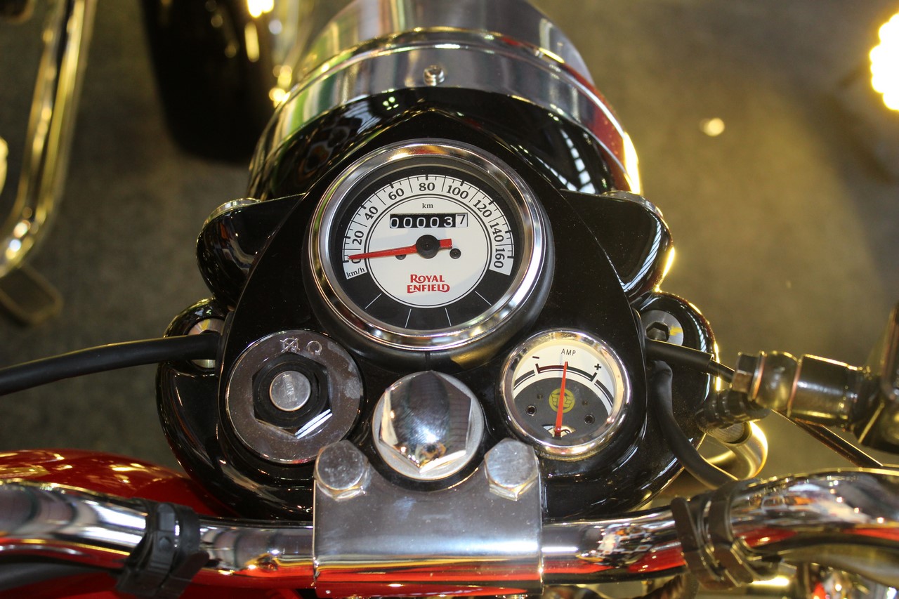 Royal Enfield Classic 350 Redditch series Redditch Red instrument panel ...