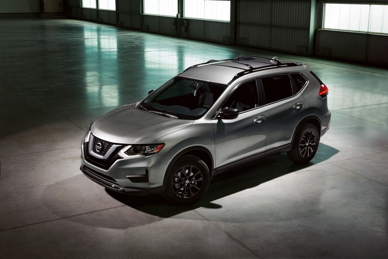 2017 Nissan Rogue Midnight Edition front three quarters