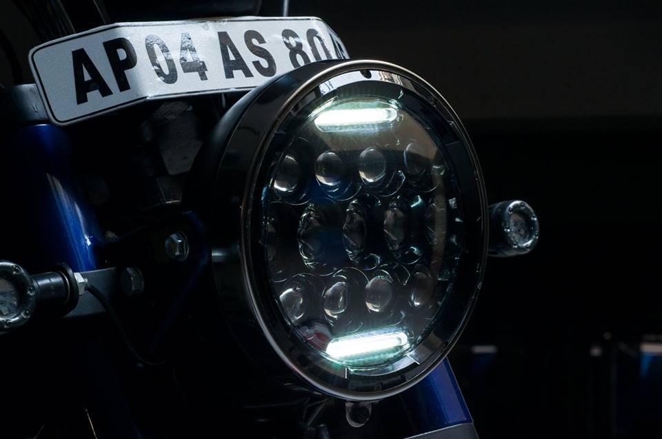 Royal Enfield Classic 350 Zafiro Eimor Customs headlamp closeup