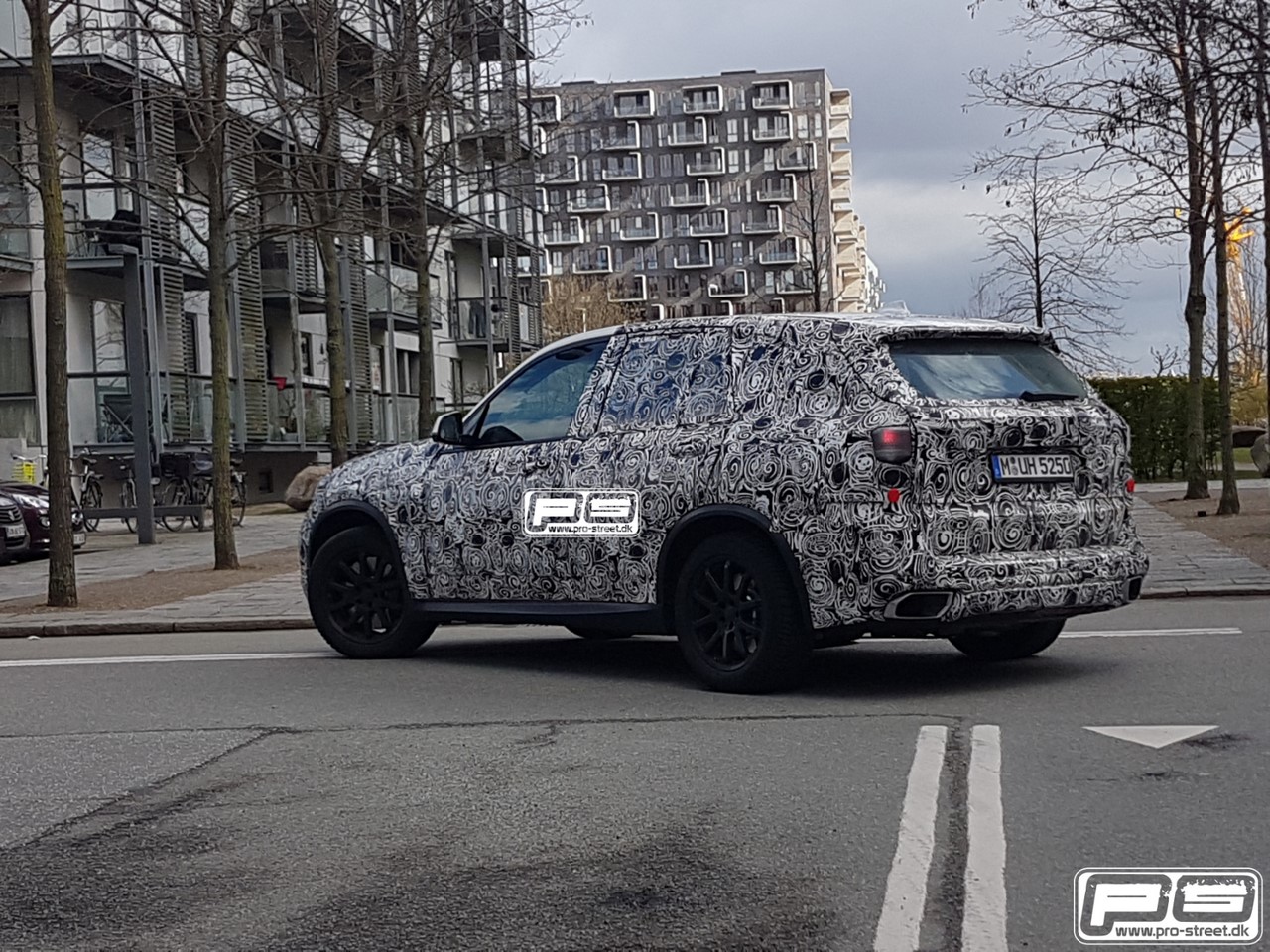 2018 BMW X5 rear three quarters left side spy shot